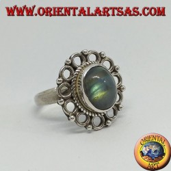 Anello in argento con labradorite ovale ed bordo di cerchietti