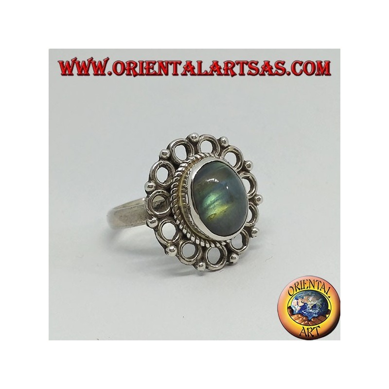 Anillo de plata con labradorita ovalada y borde de pequeños círculos.