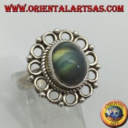 Anillo de plata con labradorita ovalada y borde de pequeños círculos.
