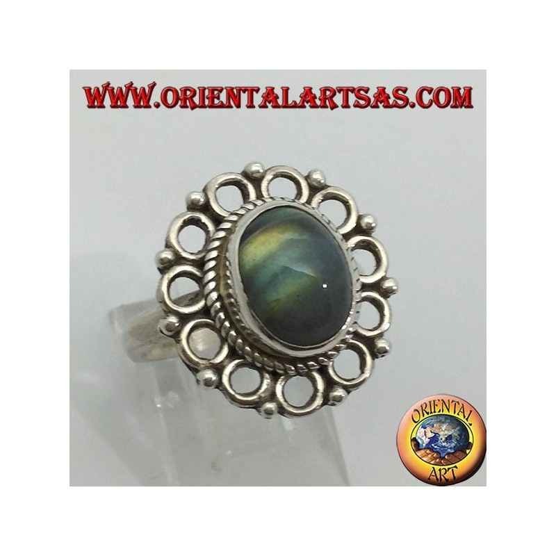 Bague en argent avec labradorite ovale et bord de petits cercles