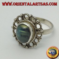 Bague en argent avec labradorite ovale et bord de petits cercles