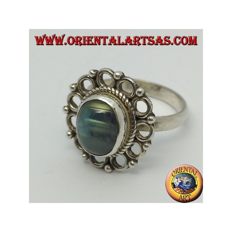 Anello in argento con labradorite ovale naturale ed bordo di cerchietti