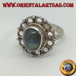 Silberring mit ovalem Labradorit und Rand kleiner Kreise