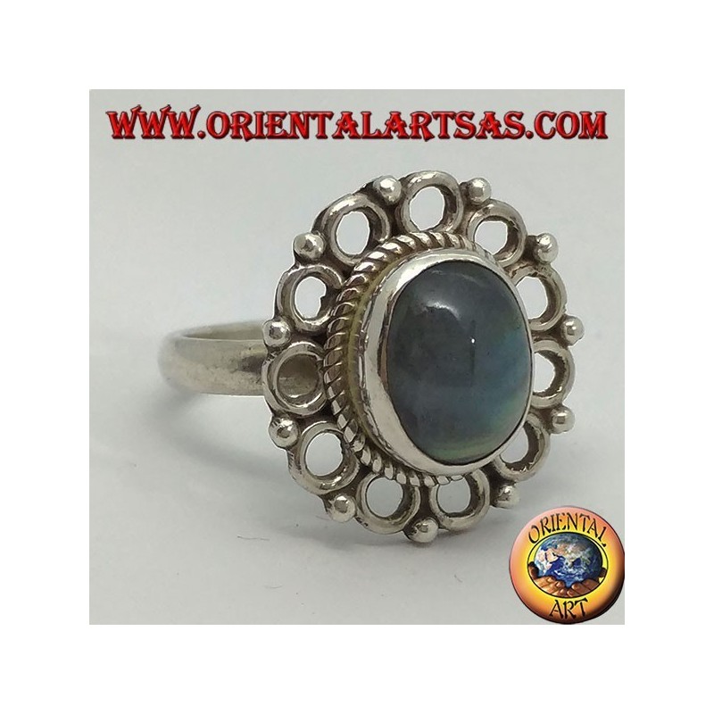 Silberring mit ovalem Labradorit und Rand kleiner Kreise