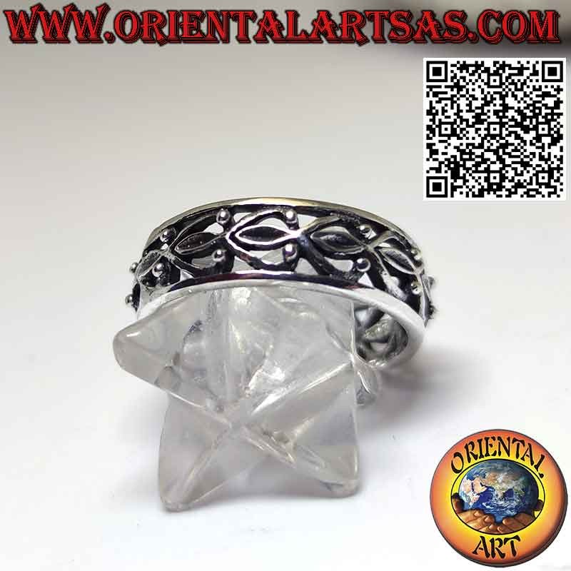 Anillo banda de plata hipoalergénica perforada con esferas superpuestas