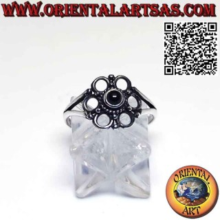 Anello in argento a forma di fiorellino con onice tonda al centro