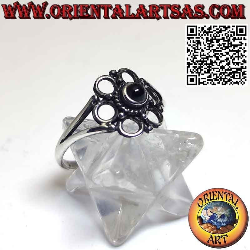 Anello in argento a forma di fiorellino con onice tonda al centro