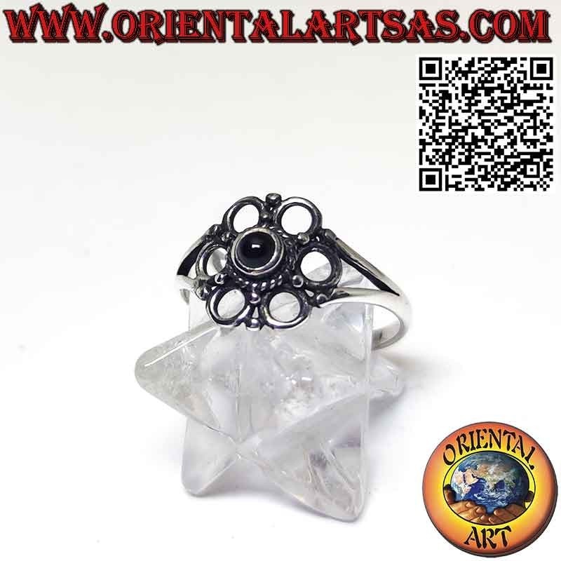Anillo de plata en forma de flor con ónix redondo en el centro