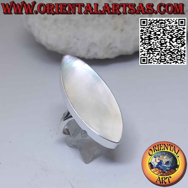 Bague en argent avec une longue bobine de nacre bord lisse