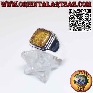 Anillo de plata con ámbar báltico cuadrado en un engaste sencillo