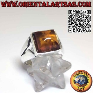 Bague en argent avec ambre carré de la Baltique dans un sertissage sculpté