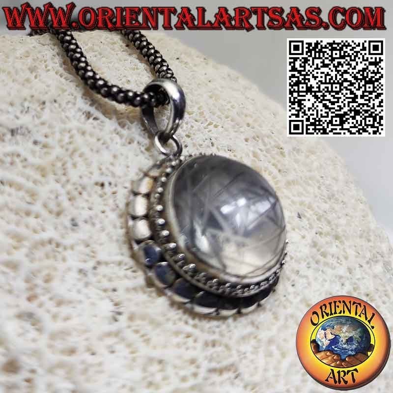 Colgante Sri Yantra de plata grabado en cristal de roca y borde tachonado