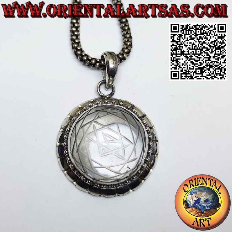 Colgante Sri Yantra de plata grabado en cristal de roca y borde tachonado