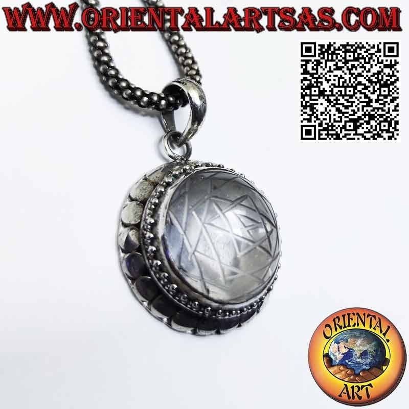 Pendentif en argent Sri Yantra gravé en cristal de roche et bordure cloutée