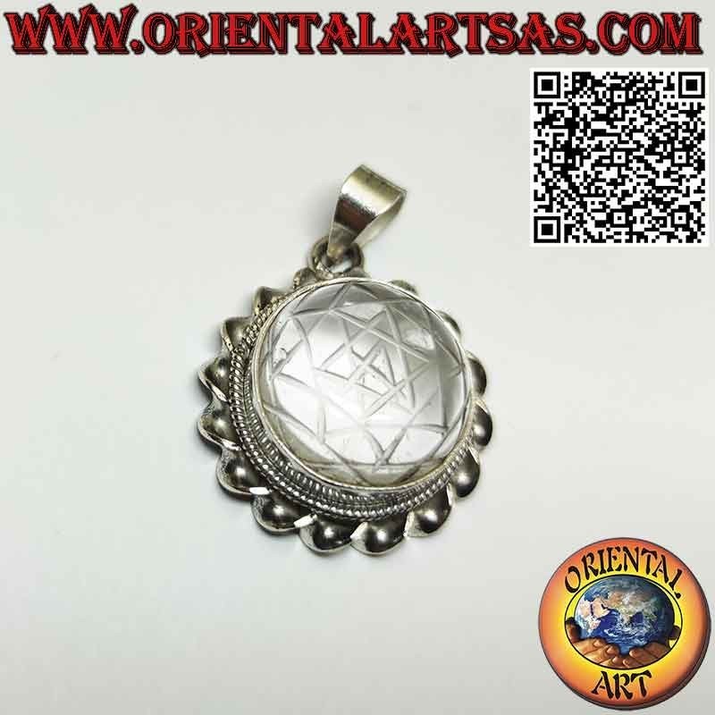 Pendentif en argent avec Sri Yantra gravé en cristal de roche et bord torsadé