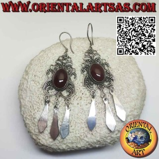 Pendientes grandes y largos de plata con cornalina ovalada y colgantes.