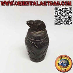 Runde Medikamentenbox aus handeingelegtem Holz mit Frosch auf der Kappe