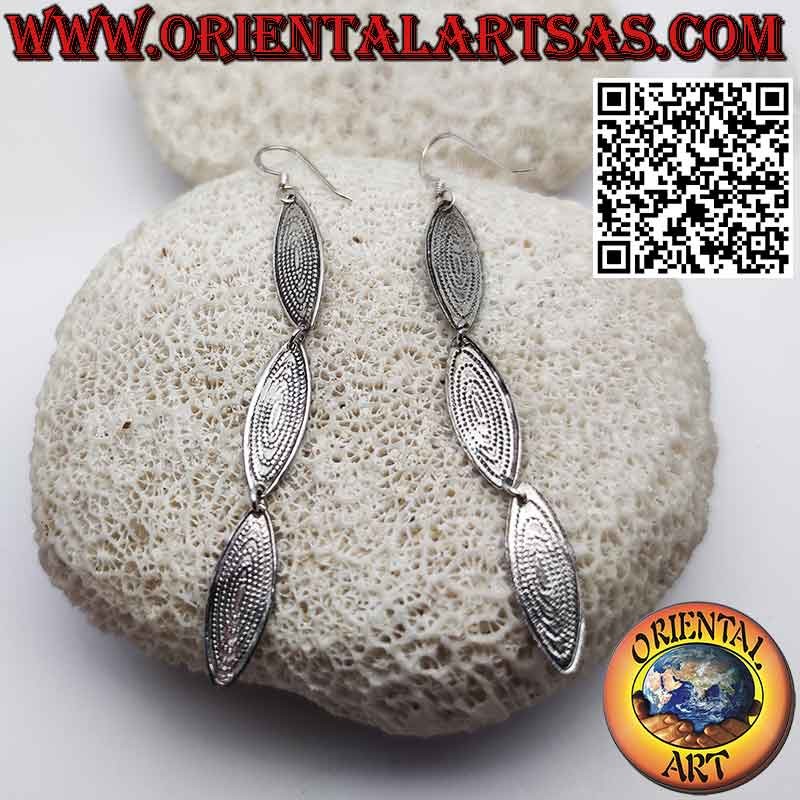 Orecchini in argento lunghi con tre piastre ovali ellittiche cesellate