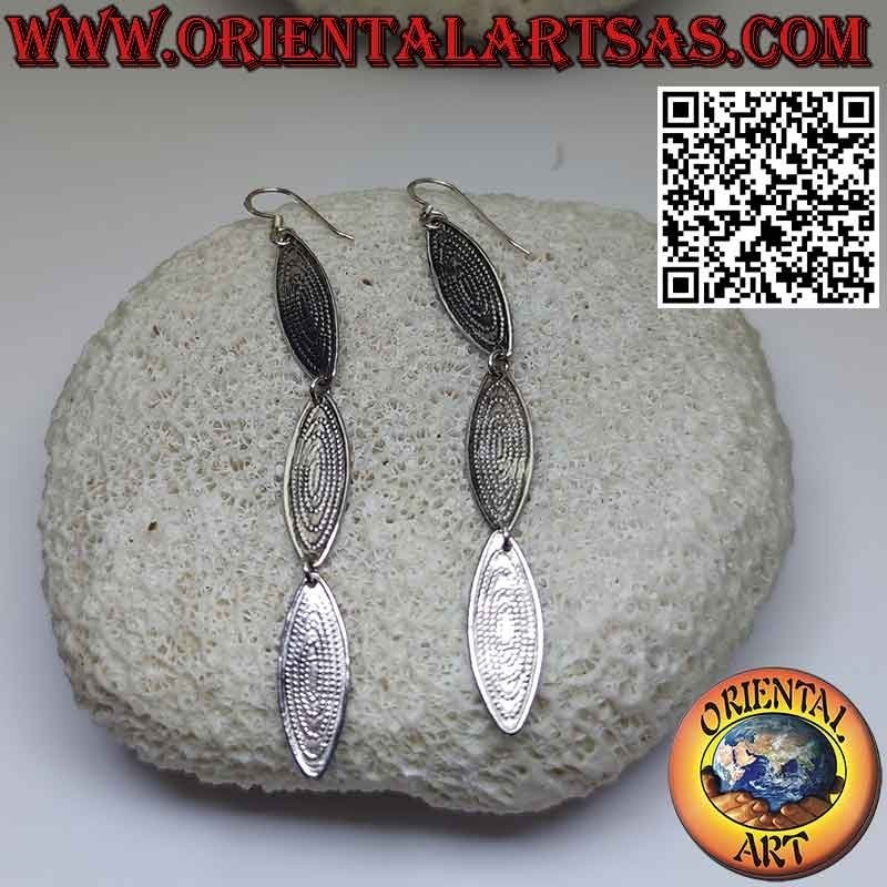 Boucles d'oreilles longues en argent avec trois plaques ovales elliptiques ciselées