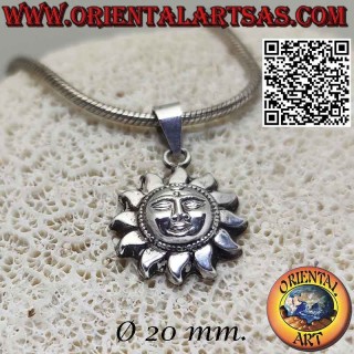 Silberner Anhänger mit Sonne und geformtem Gesicht, handgefertigt in Nepal, 20 mm. Ø im Durchmesser