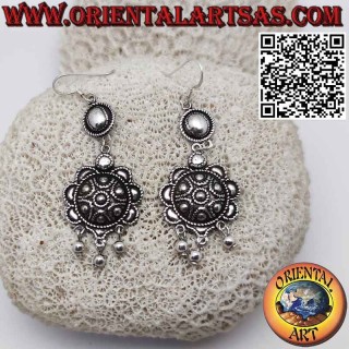 Longues boucles d'oreilles bouclier cloutées en argent avec trois sphères pendantes
