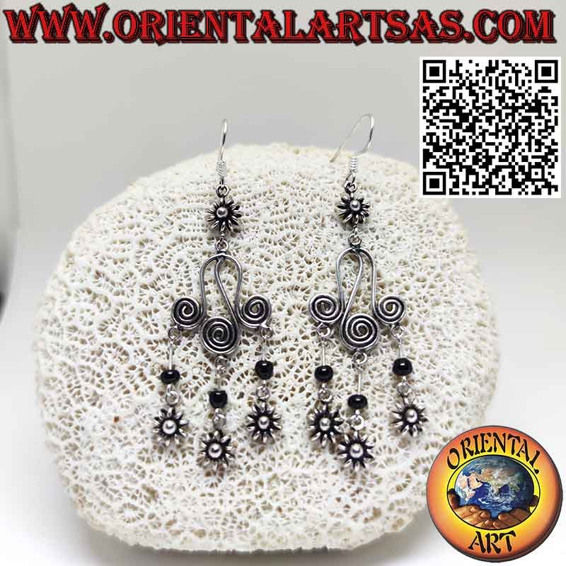 Boucles d'oreilles en argent avec trois spirales et 3 petites fleurs avec onyx pendant