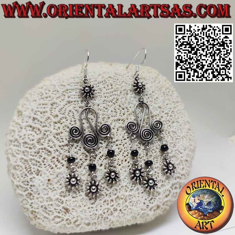 Boucles d'oreilles en argent avec trois spirales et 3 petites fleurs avec onyx pendant