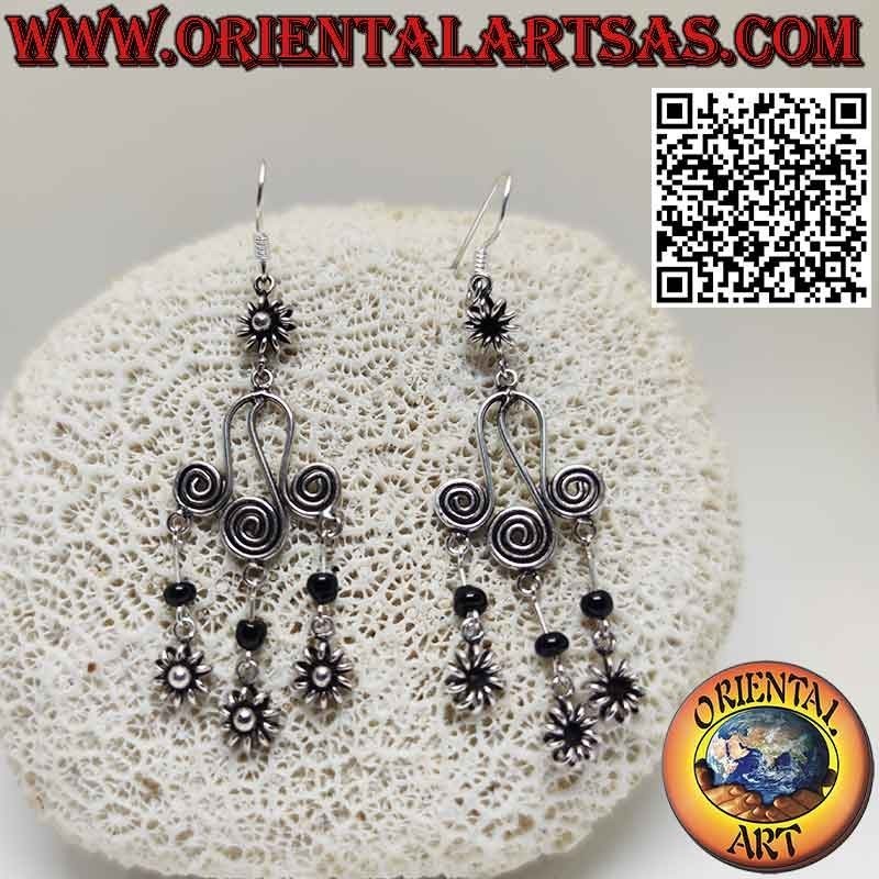 Orecchini in argento con tre spirali e 3 fiorellini con onice pendenti