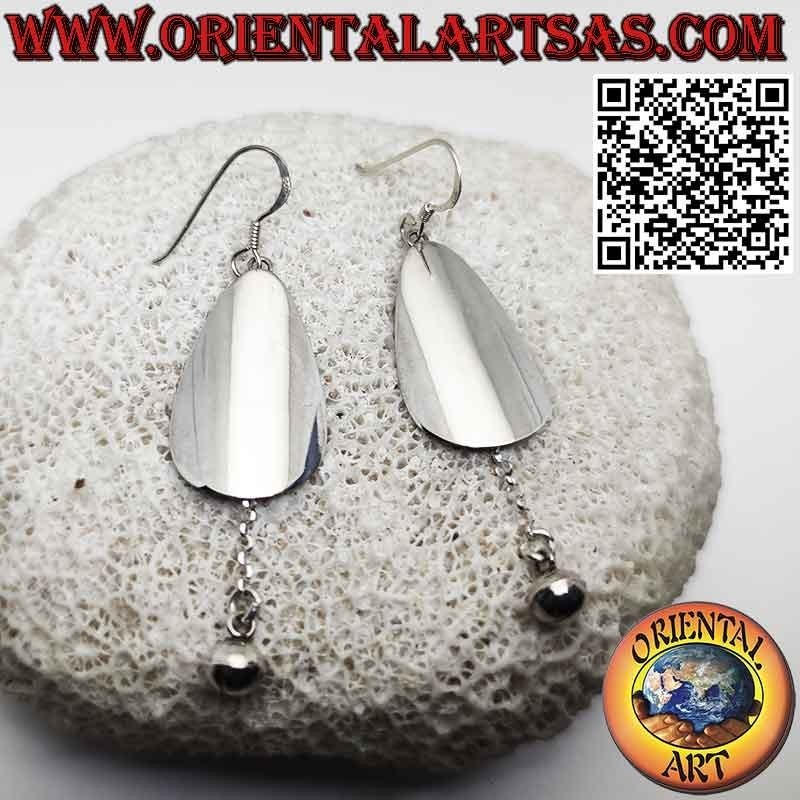 Orecchini in argento con piastra a goccia e un campanellino pendente