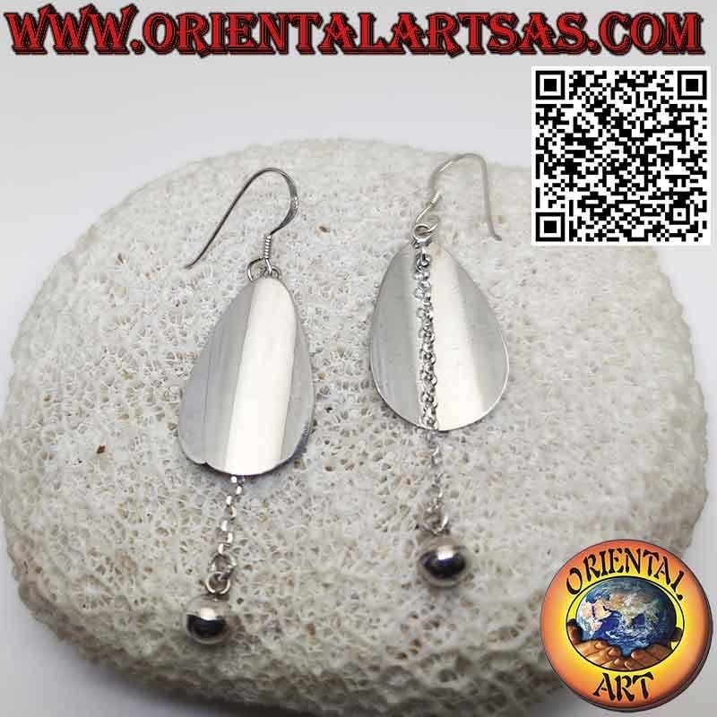Orecchini in argento con piastra a goccia e un campanellino pendente