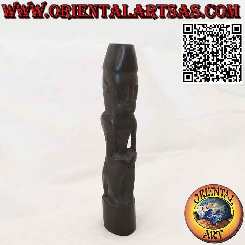 Statua di antenato dei Dayak Kalimantan Borneo seduto in legno di ferro