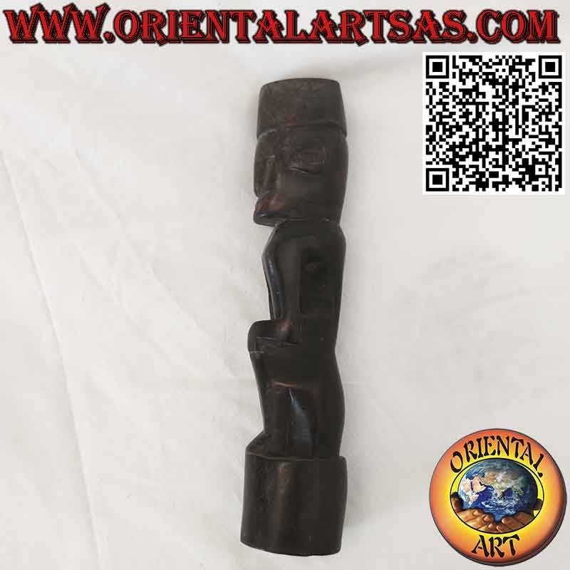 Statua di antenato dei Dayak Kalimantan Borneo seduto in legno di ferro