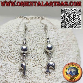 Silberne Ohrhänger mit 3 Kugeln und einem dreidimensionalen Delphin