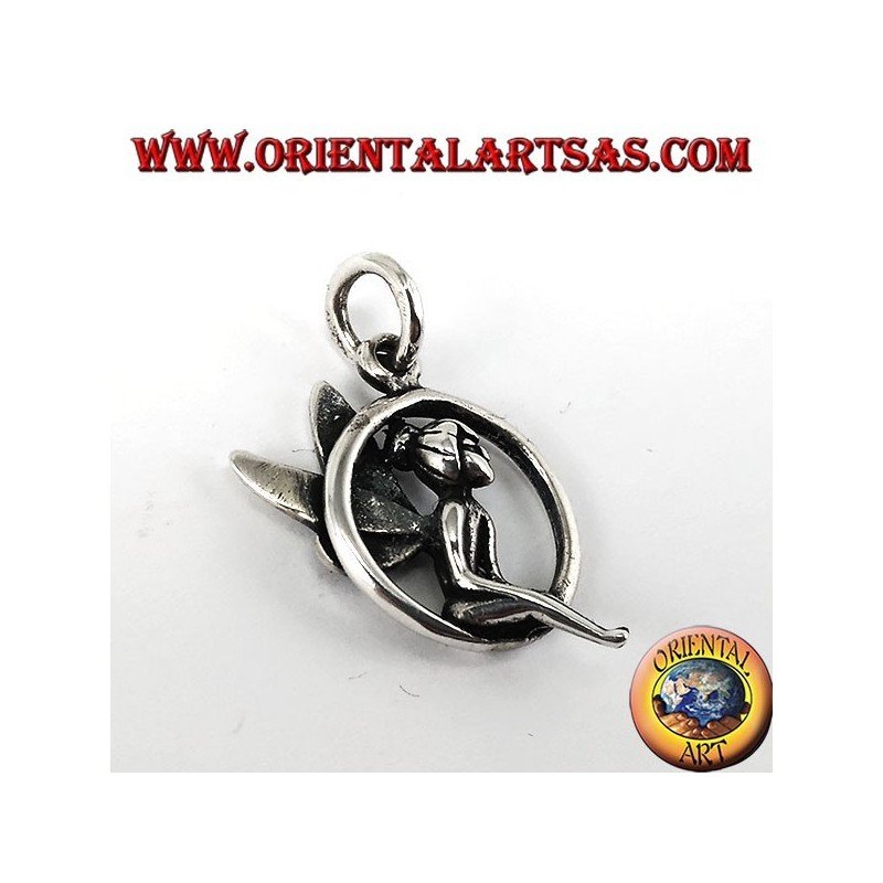 Ciondolo d'argento, Fata seduta nel cerchio