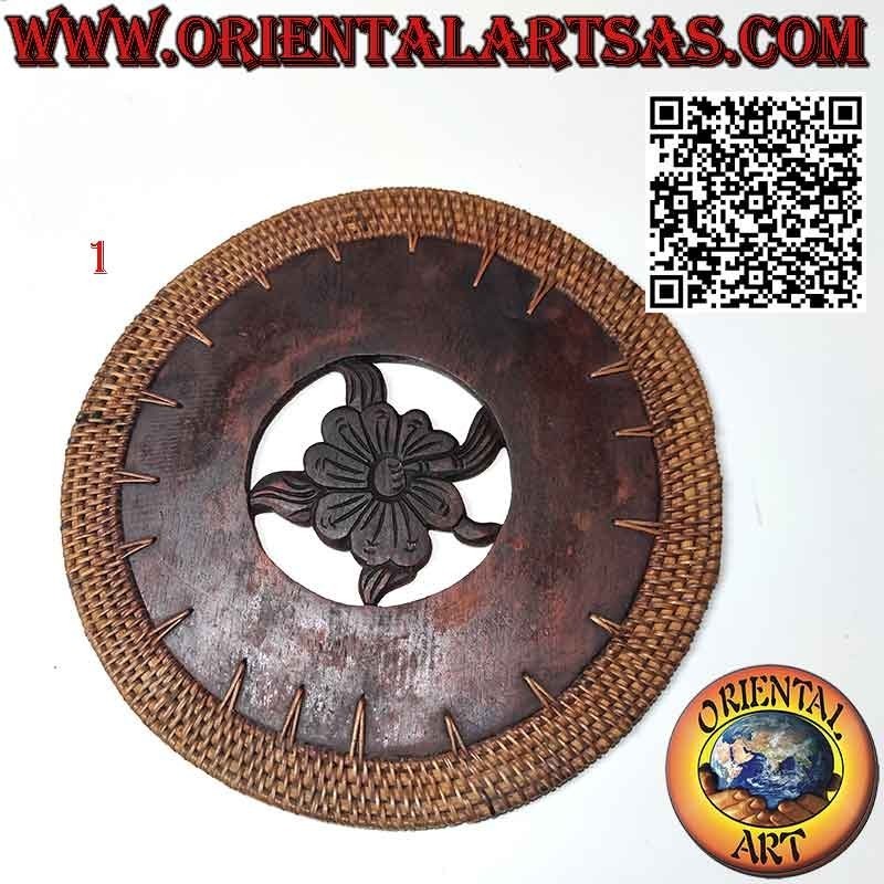 Salvamanteles Salvamanteles redondo en madera de caoba tallada y borde de mimbre