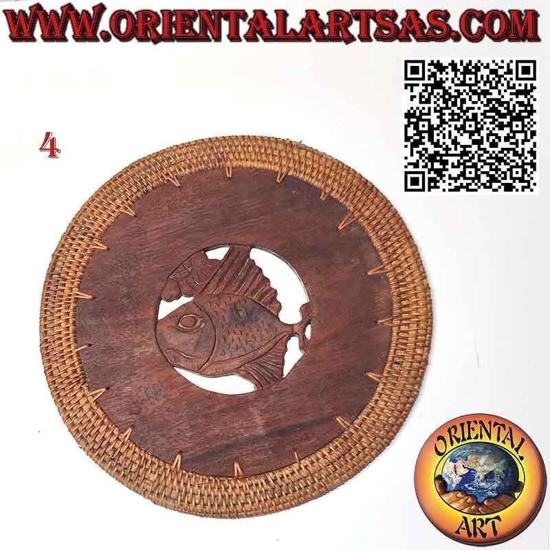 Salvamanteles Salvamanteles redondo en madera de caoba tallada y borde de mimbre