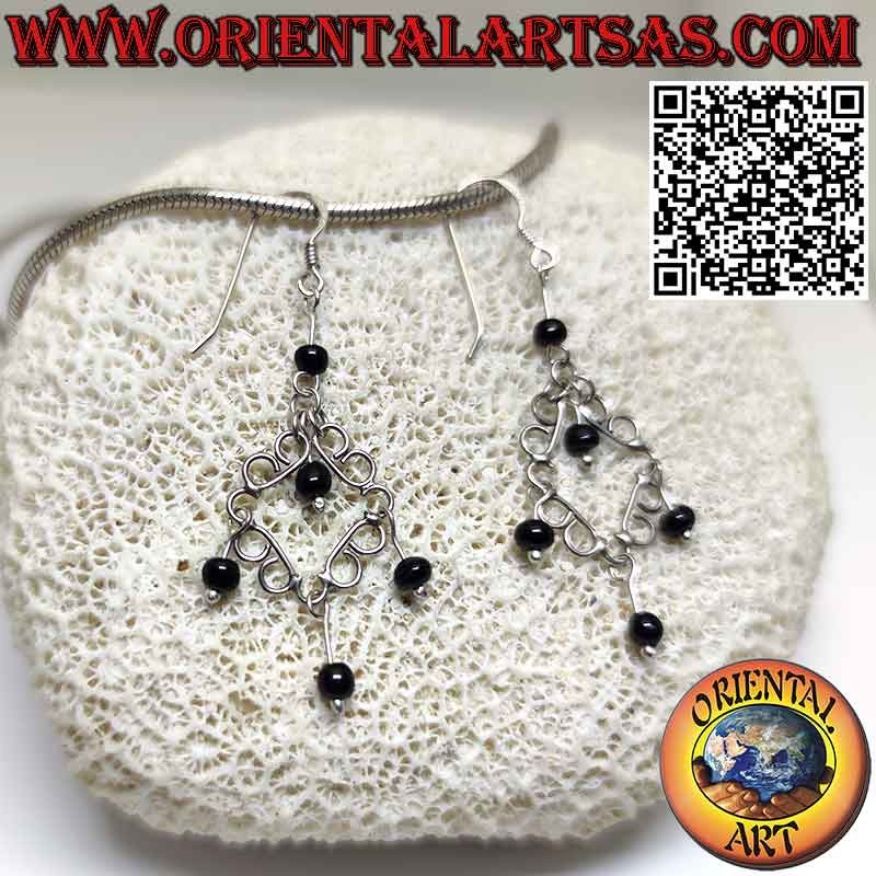 Orecchini realizzati con filo in argento 925 e cinque sfere in onice pendenti