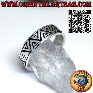 Bague en argent gravée de spirales triangulaires opposées