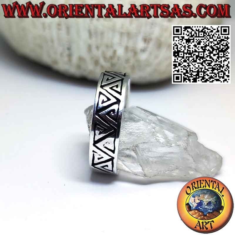Bague en argent gravée de spirales triangulaires opposées