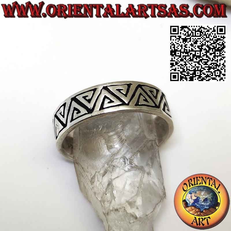 Anello in argento a fascia con incisione spirali triangolare contrapposti