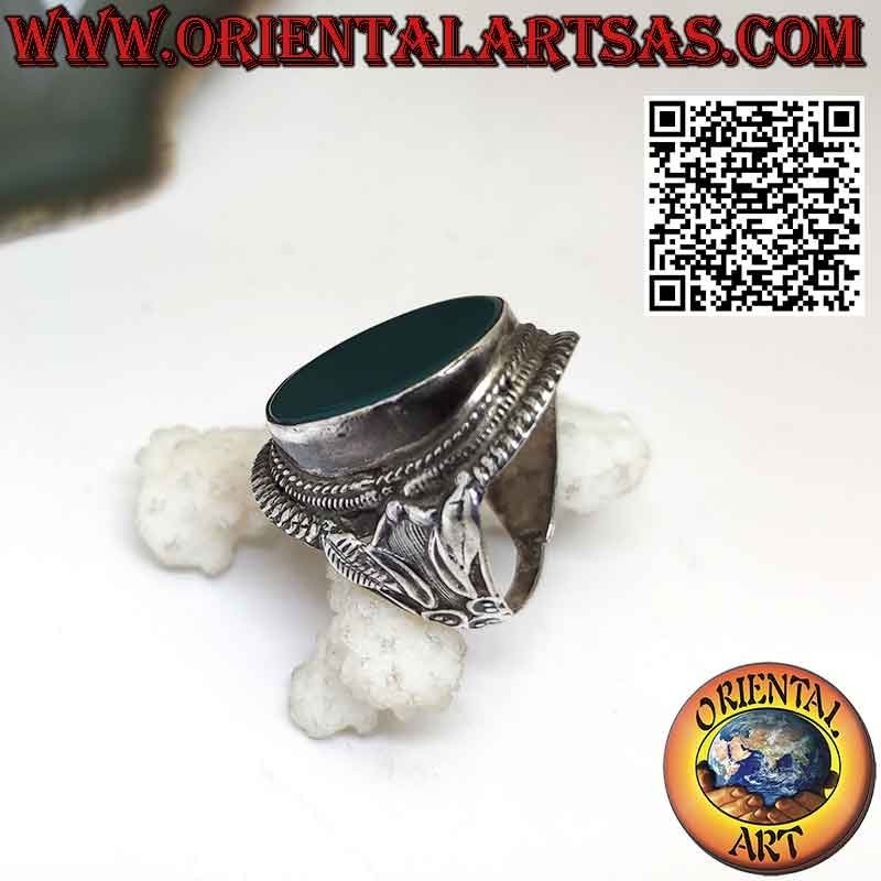 Anello argento di stile Nepalese con una grande agata verde naturale