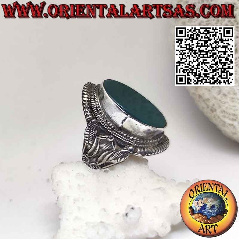 Anillo de plata estilo nepalí con una gran ágata verde natural