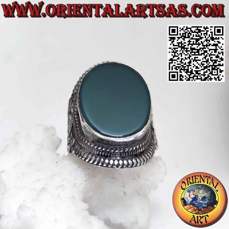 Bague en argent de style népalais avec une grande agate verte naturelle