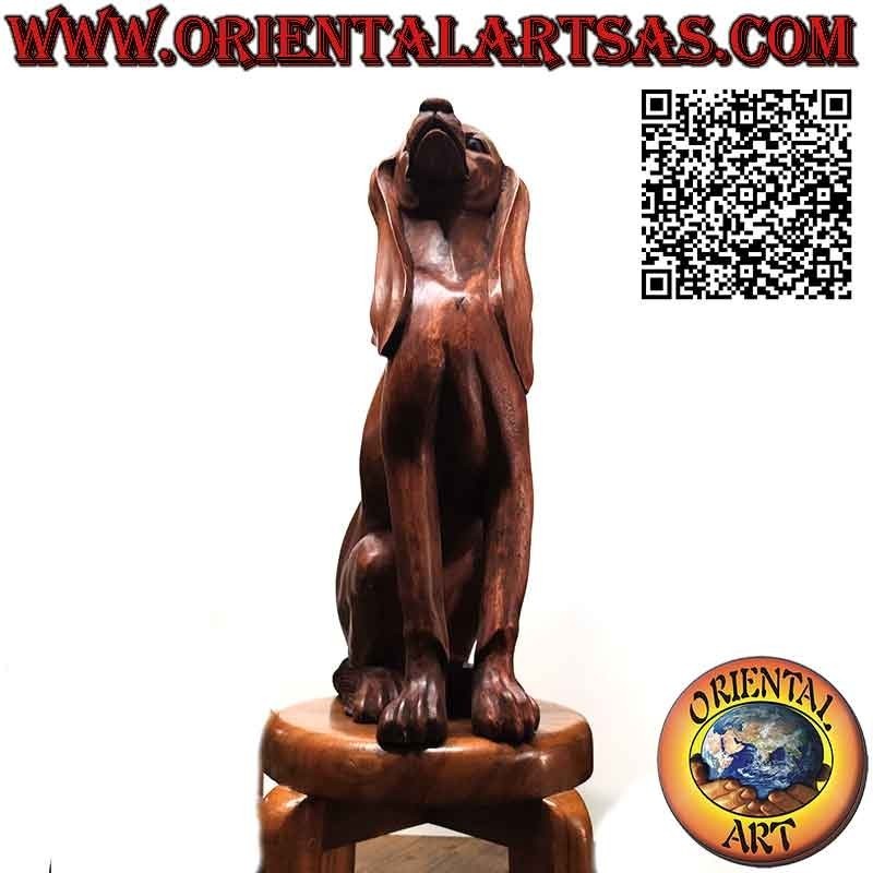 Escultura de madera de suar de 63 cm de un perro sabueso sentado en guardia