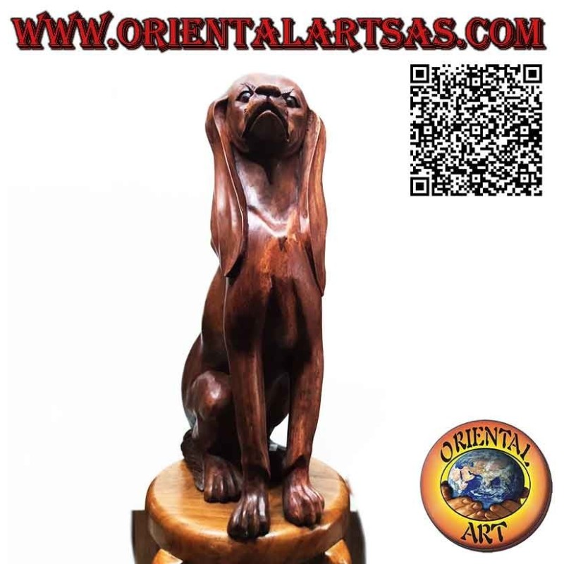 Escultura de madera de suar de 63 cm de un perro sabueso sentado en guardia