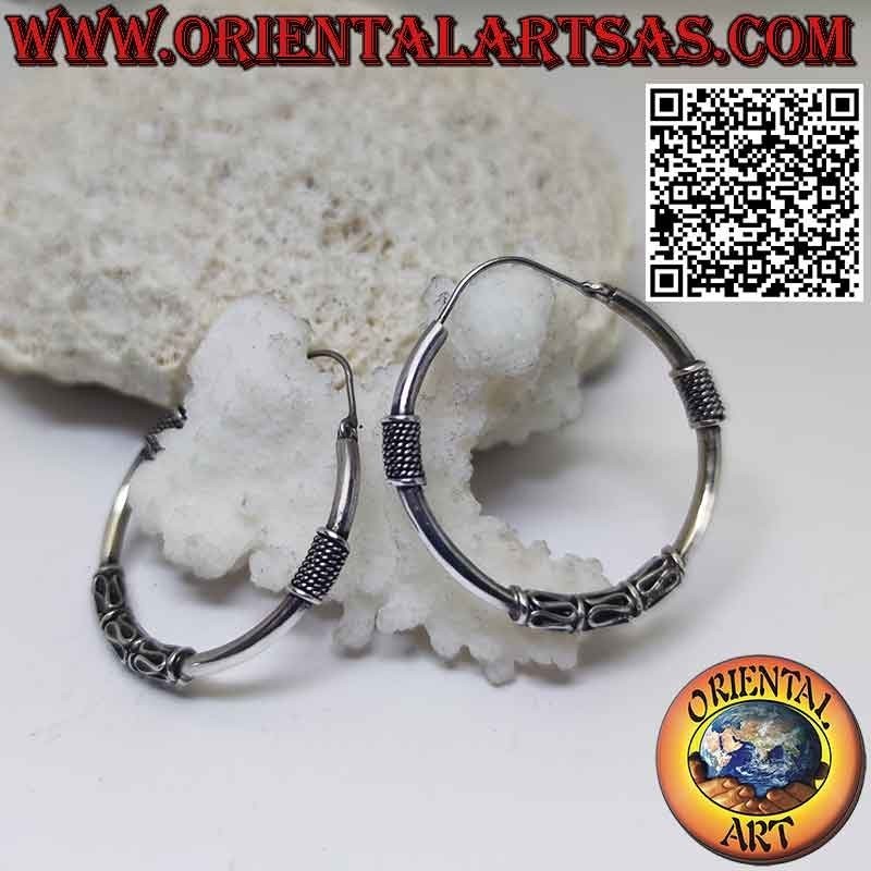 Silver earrings circle with 2 twisted wire intersection and 3 waves