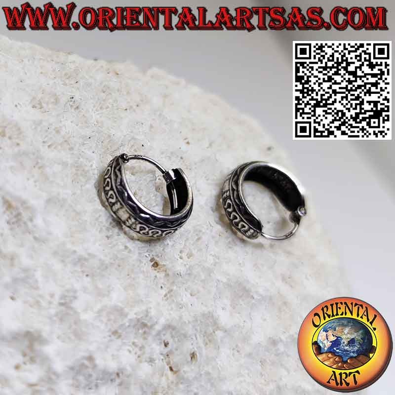 Wide rounded circle silver earrings chiseled with 12 mm waves