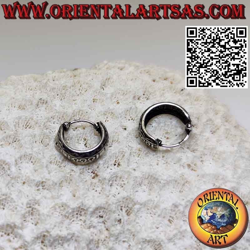Wide rounded circle silver earrings chiseled with 12 mm waves