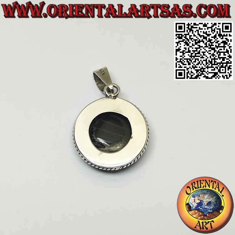 Colgante de plata con ónix redondo rayado y bordes entrelazados