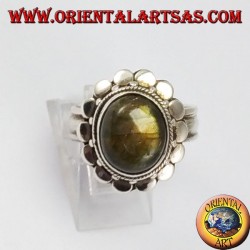 Bague en argent avec bord parsemée de labradorite ovale